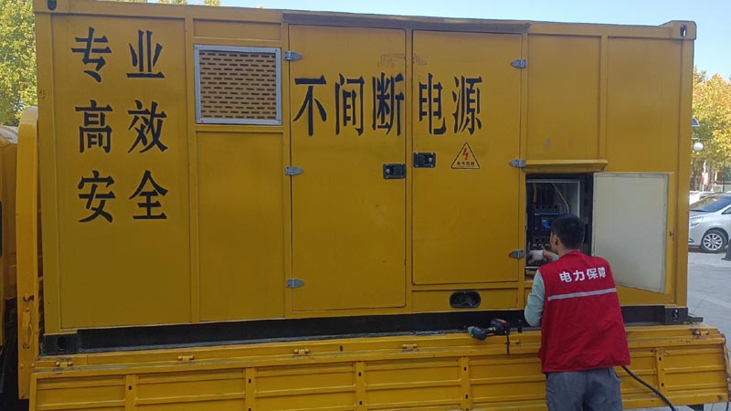 龙安柴油发电机组和UPS电源配合使用时，如何避免切换过程中的电力中断？